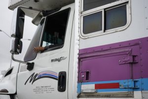 camion avec covering publicitaire