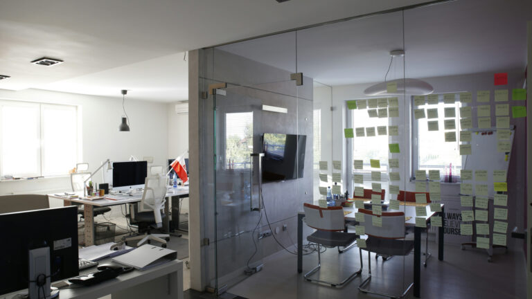 L'importance d'une cloison de bureau dans un espace de travail moderne