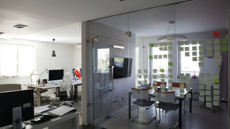 L'importance d'une cloison de bureau dans un espace de travail moderne