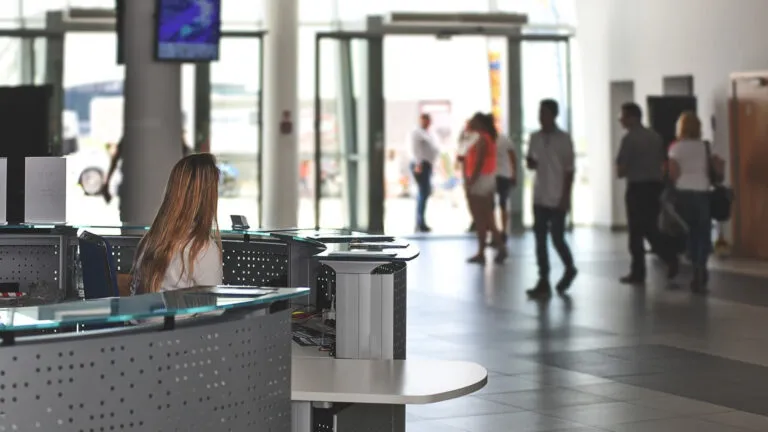 Les bénéfices de faire appel à une agence d'hôtesse d'accueil en entreprise