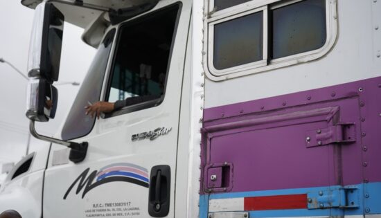 camion avec covering publicitaire