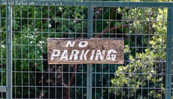 Le_panneau_defense_de_stationner_sortie_de_garage