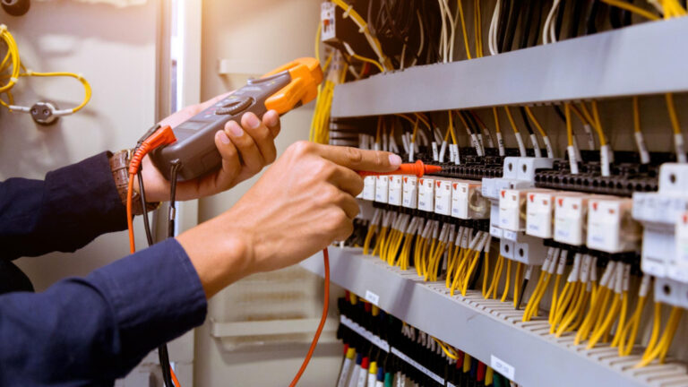Installation électrique neuve : formalités et obligations à ne pas négliger pour les professionnels