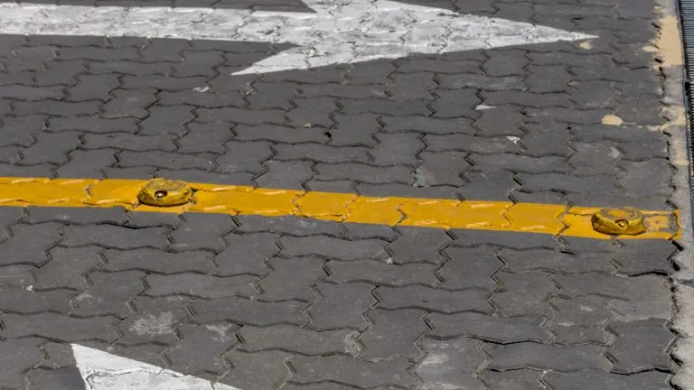 Peintures de marquage temporaire pour travaux et voirie : comment choisir le bon produit selon l’usage ?