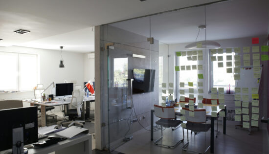 L'importance d'une cloison de bureau dans un espace de travail moderne