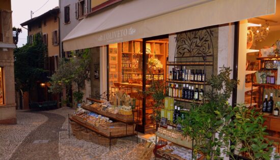 Quels_matériaux_utiliser_pour_le_décor_de_la_vitrine_de_votre_magasin_?
