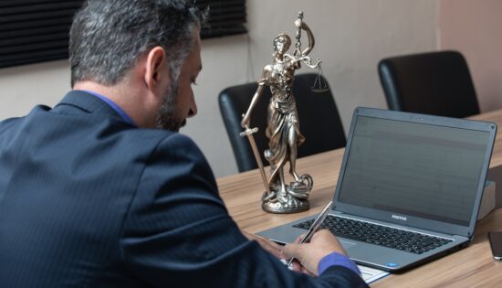 Huissier_de_justice_:_un_allié_indispensable_pour_les_start_ups_et_les_PME