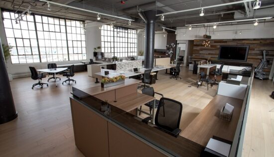 Mobilier_de_bureau_:_les_tendances_qui_transforment_les_espaces_de_travail