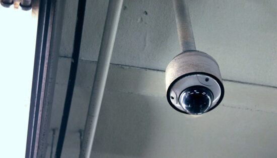 Conseils_pour_renforcer_la_sécurité_des_bâtiments_industriels_:_surveillance,_contrôle_d_accès_et_technologies_de_pointe