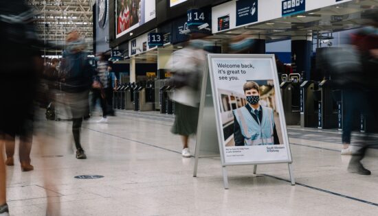 Optimiser_votre_visibilité_d_entreprise_avec_des_matériaux_innovants_pour_les_arches_publicitaires
